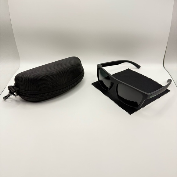 Other - Fresh and Stylish Polarized Glass with Contrast Colors, PC Frame